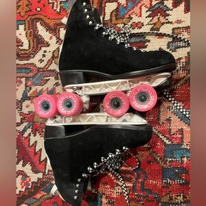 Black Moxi Jacks with Sunlight Plates